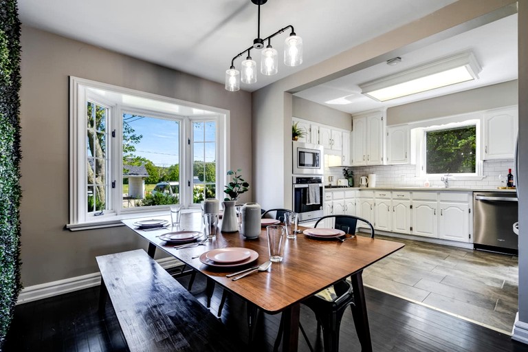 Cottages (Canada, Leamington, Ontario)