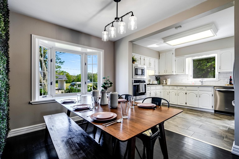 Cottages (Canada, Leamington, Ontario)
