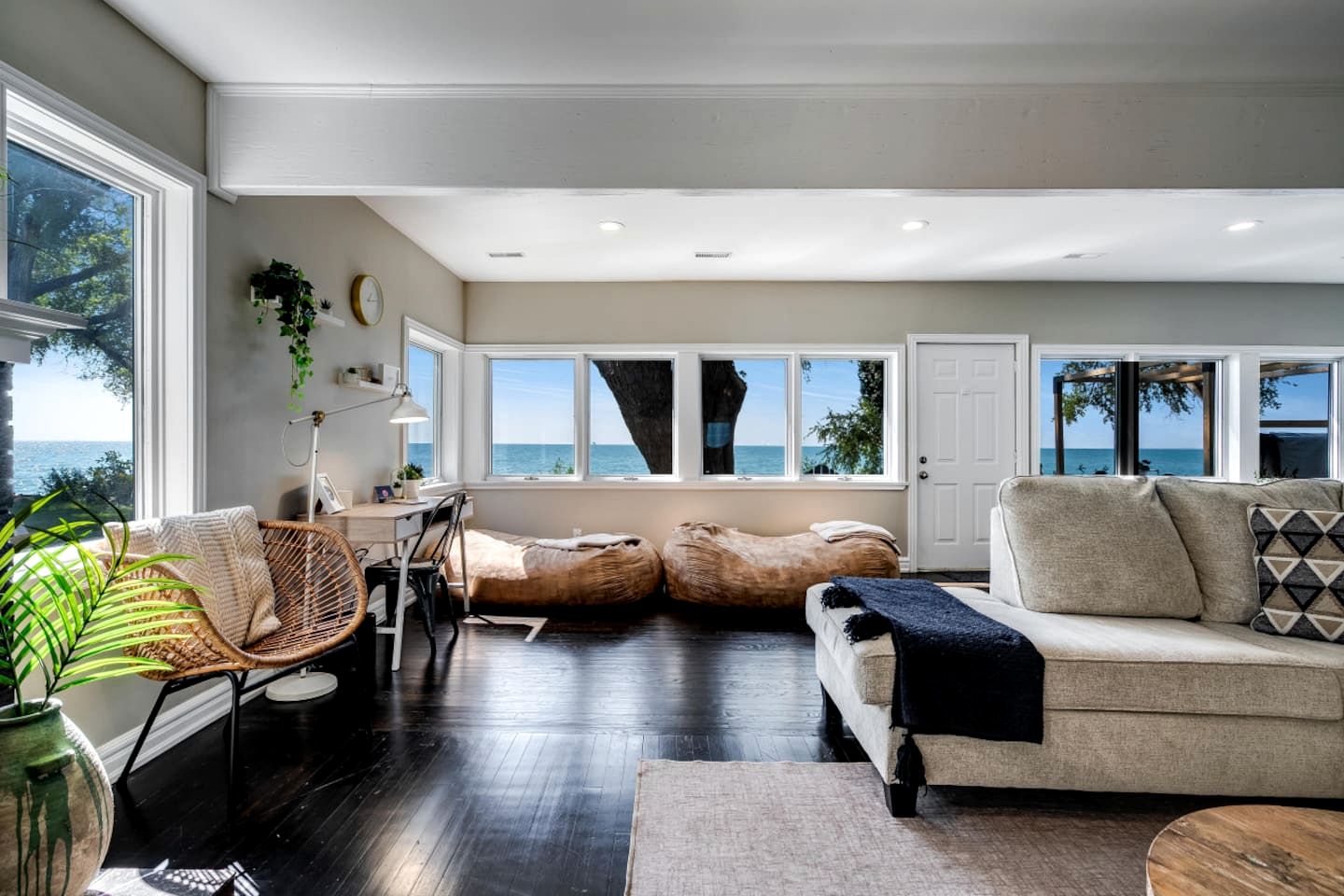 Peaceful Cottage with Hot-Tub and Breathtaking Views in Ontario