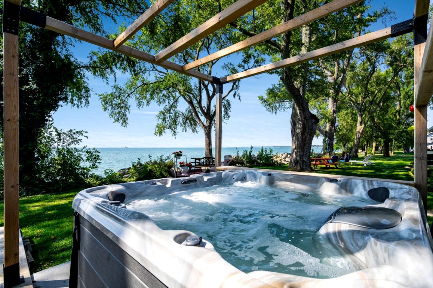 Peaceful Cottage with Hot-Tub and Breathtaking Views in Ontario