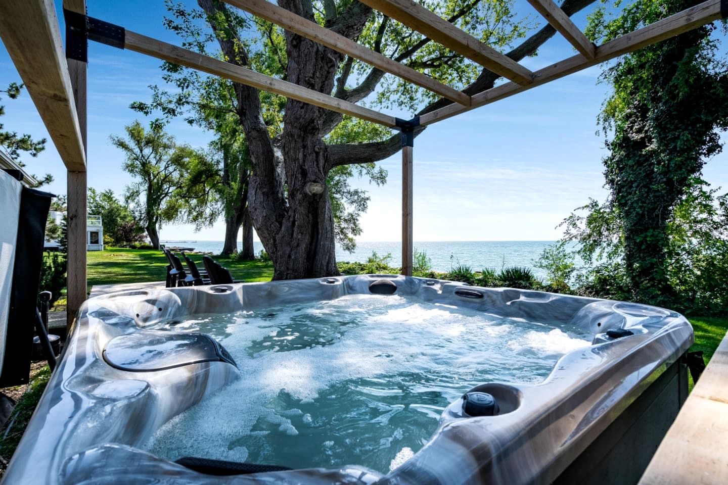 Peaceful Cottage with Hot-Tub and Breathtaking Views in Ontario