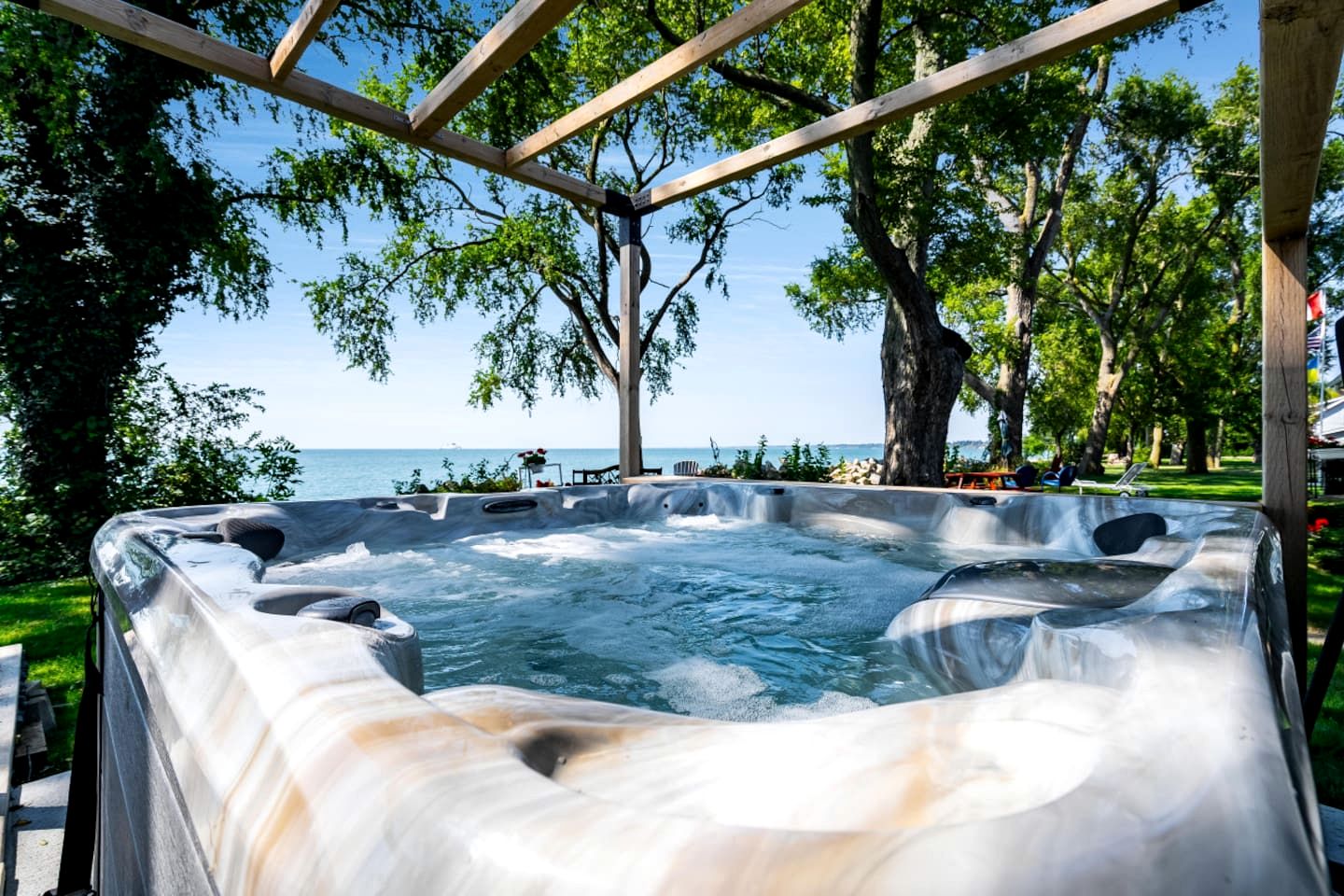 Peaceful Cottage with Hot-Tub and Breathtaking Views in Ontario