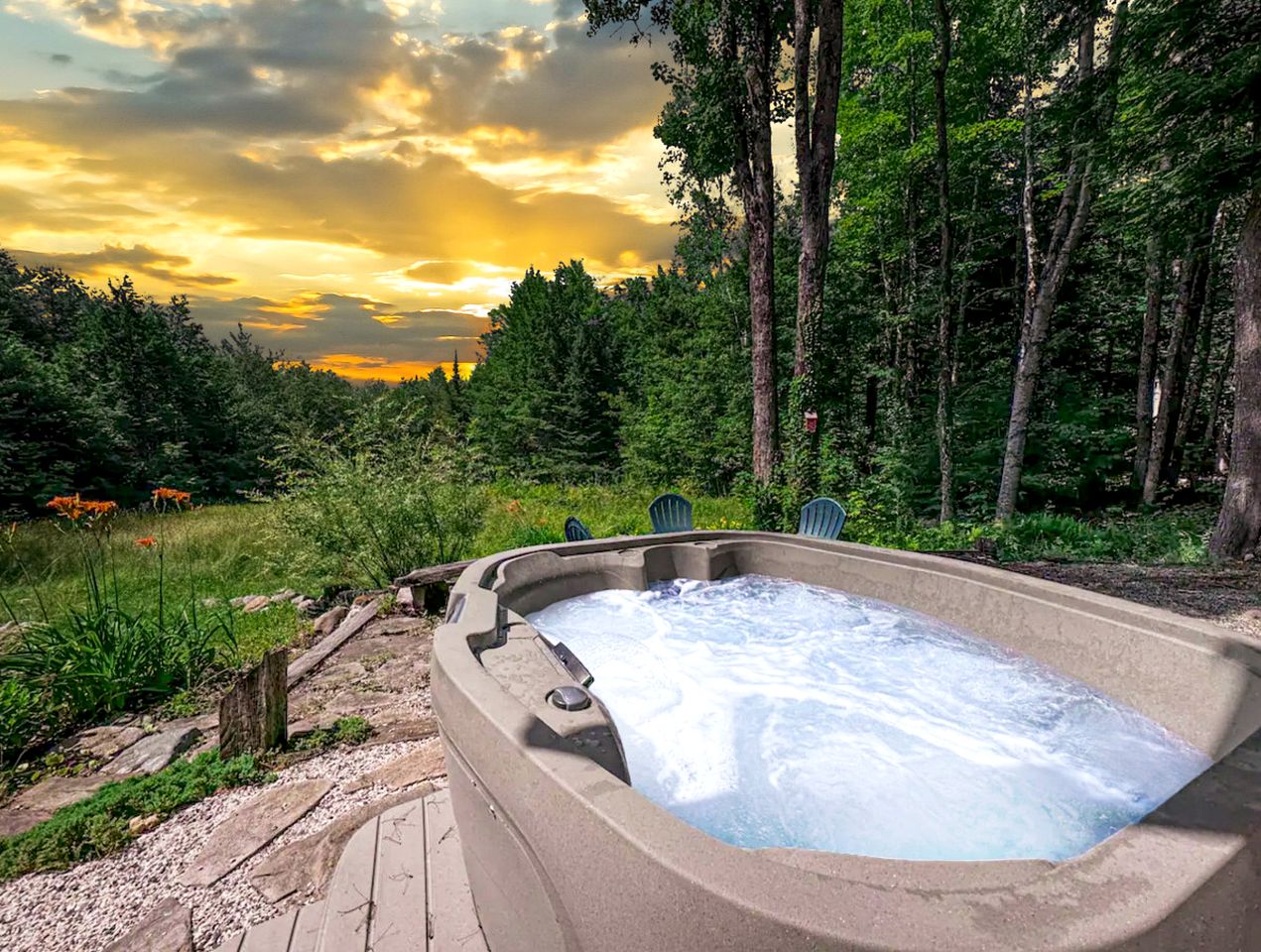 Peaceful Countryside Cabin with Hot-Tub and Fire Pit in Maine