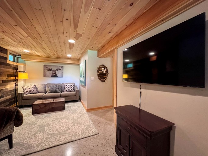 Cabins (United States of America, Sweden, Maine)