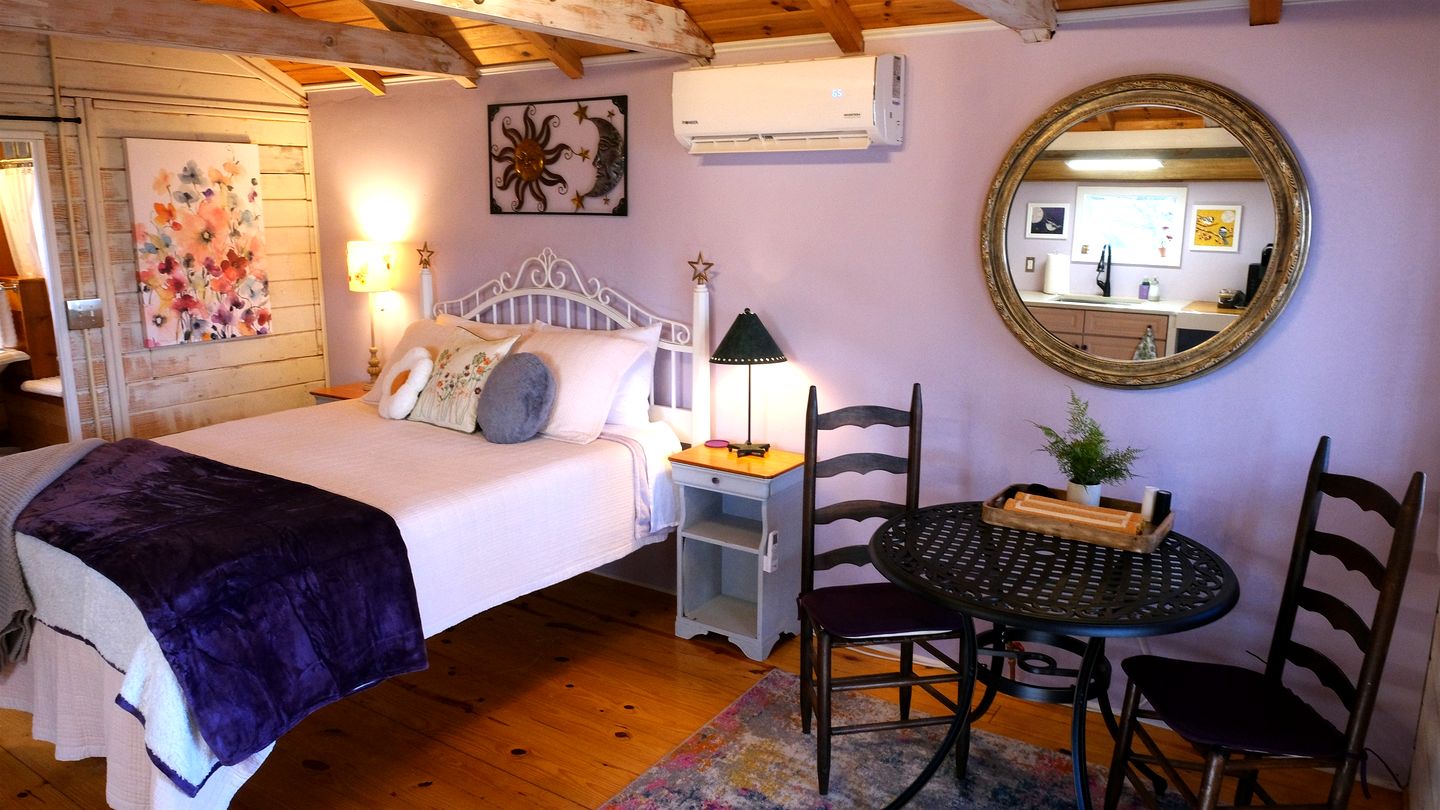 Peaceful Eclectic Mountain Cabin with Screened Porch Near Black Mountain | Black Mountain, NC