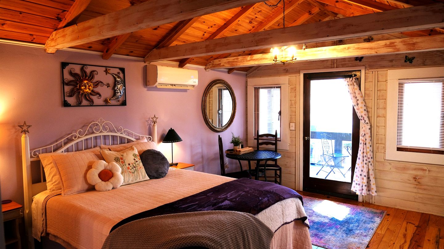 Peaceful Eclectic Mountain Cabin with Screened Porch Near Black Mountain | Black Mountain, NC