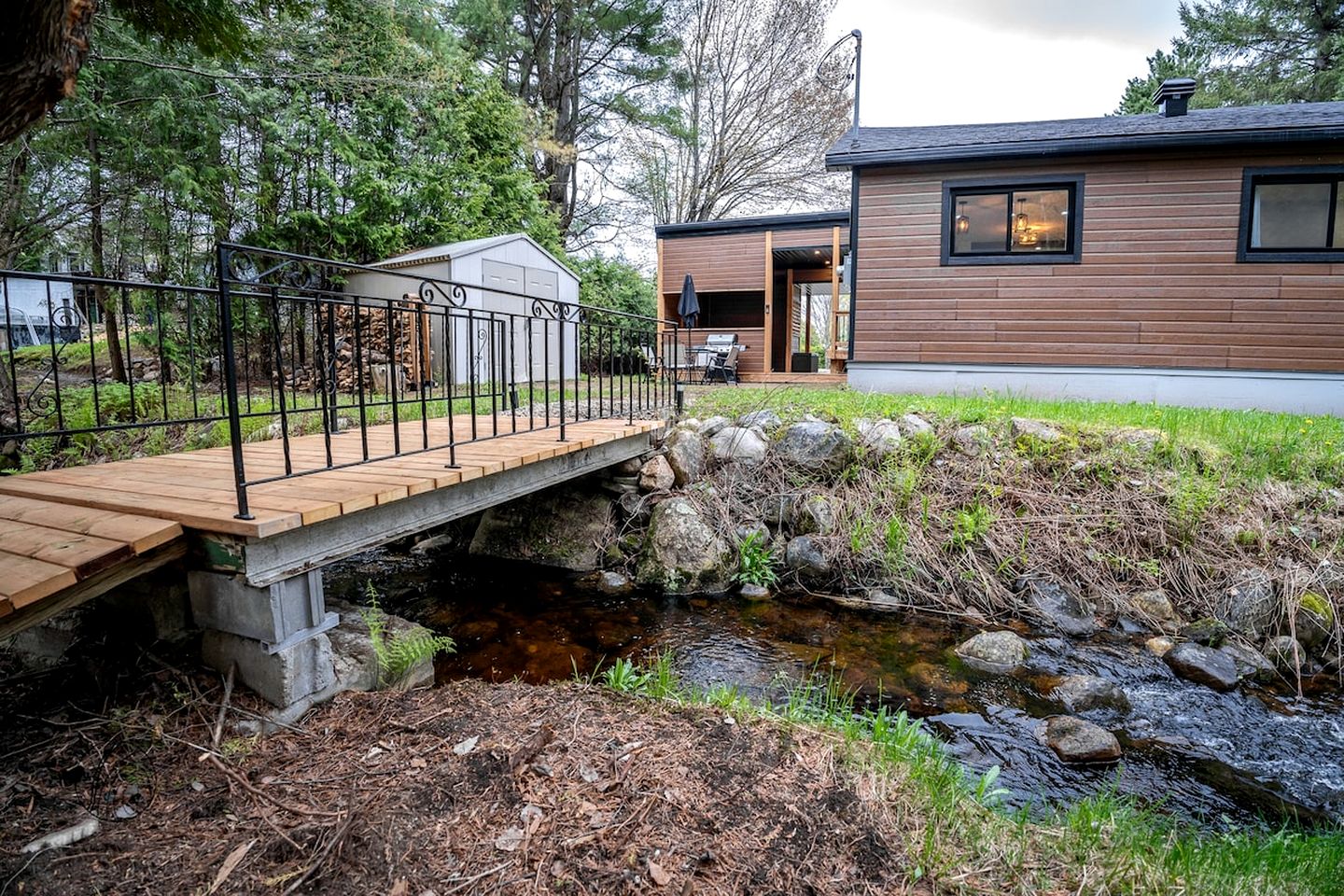 Peaceful Family Cabin with Fire Pit, BBQ, Spa and Direct Lake Access in Quebec