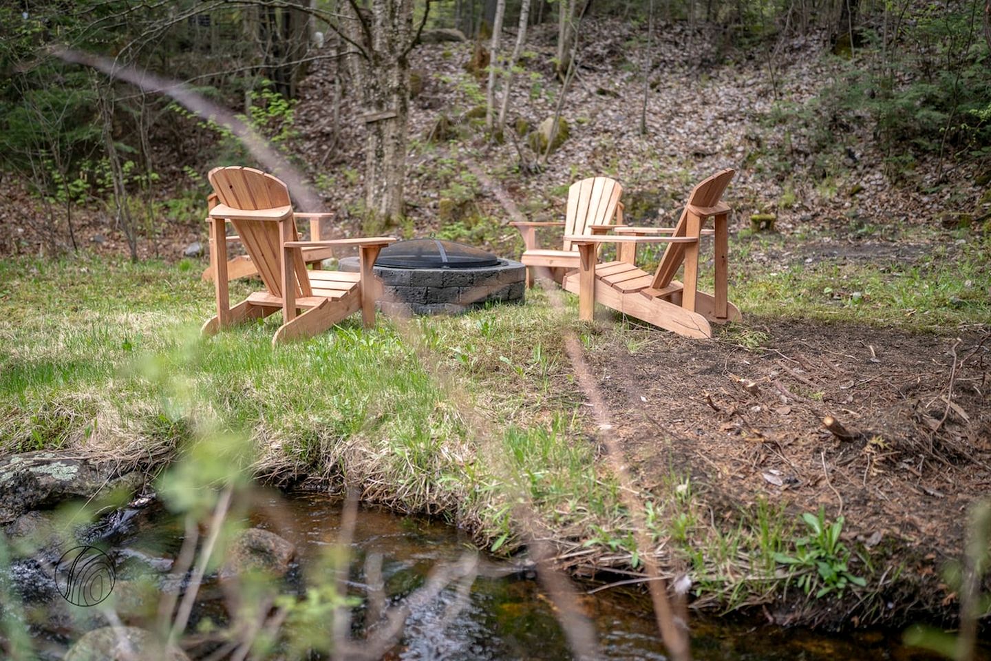 Peaceful Family Cabin with Fire Pit, BBQ, Spa and Direct Lake Access in Quebec