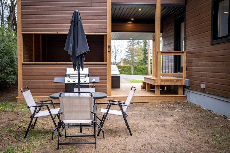 Cabins (Canada, Chénéville, Quebec)
