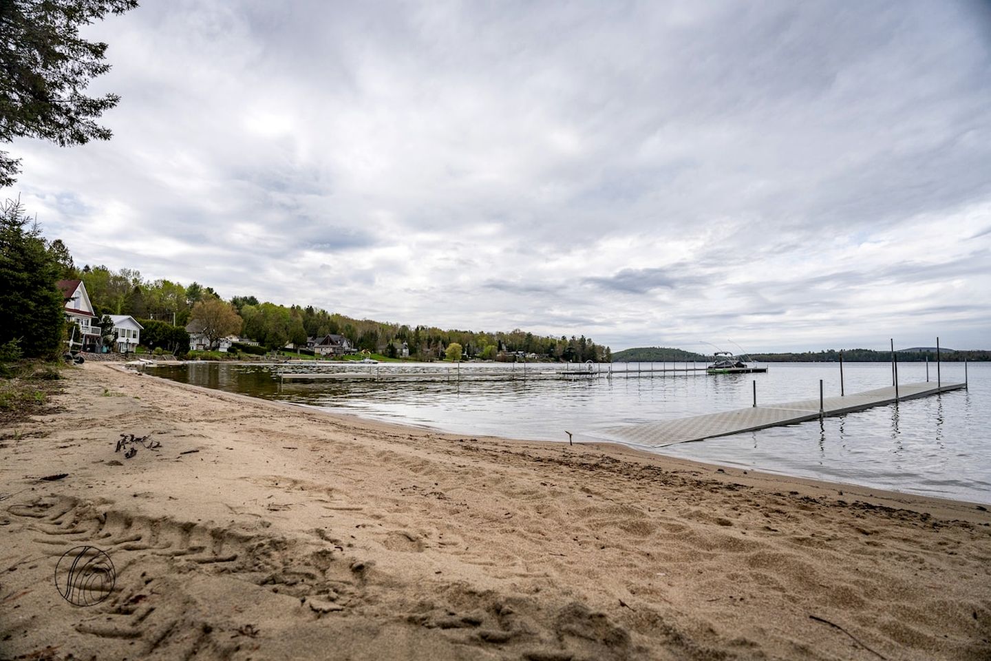 Peaceful Family Cabin with Fire Pit, BBQ, Spa and Direct Lake Access in Quebec