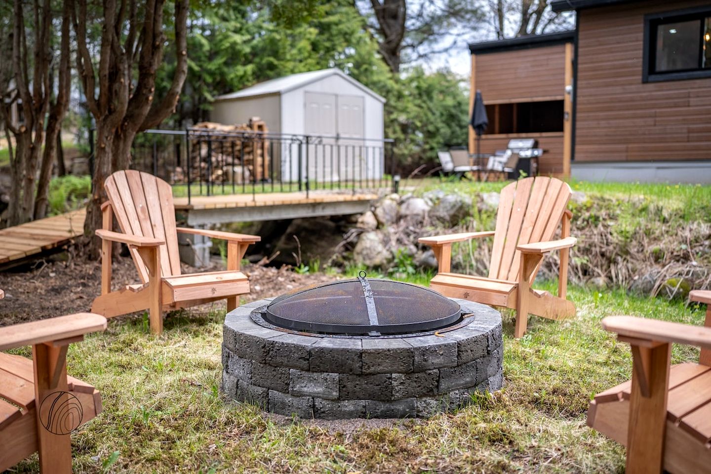 Peaceful Family Cabin with Fire Pit, BBQ, Spa and Direct Lake Access in Quebec