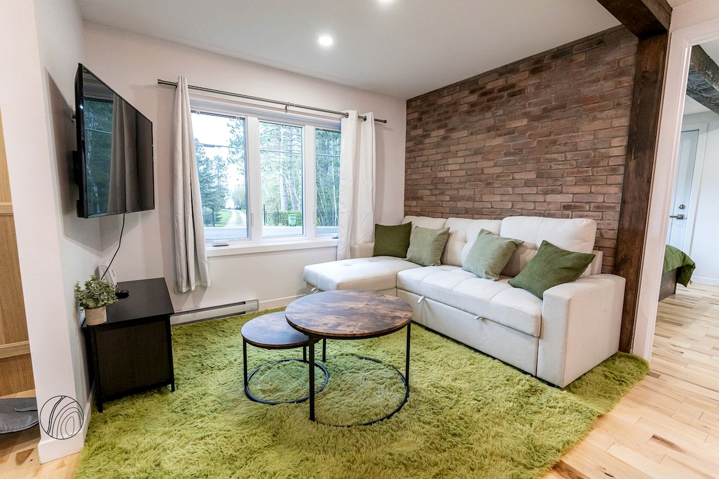 Peaceful Family Cabin with Fire Pit, BBQ, Spa and Direct Lake Access in Quebec