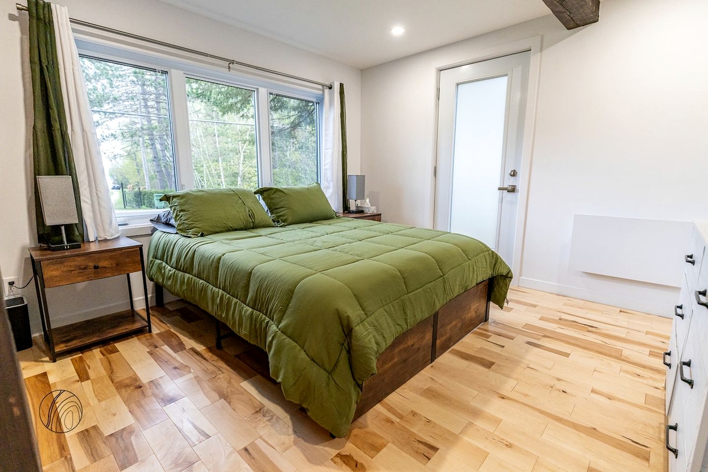 Peaceful Family Cabin with Fire Pit, BBQ, Spa and Direct Lake Access in Quebec