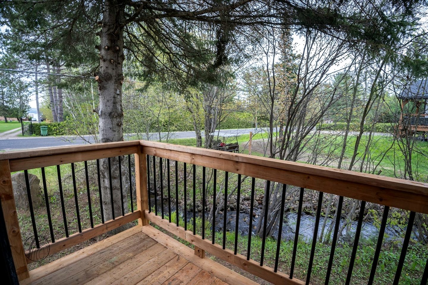 Peaceful Family Cabin with Fire Pit, BBQ, Spa and Direct Lake Access in Quebec