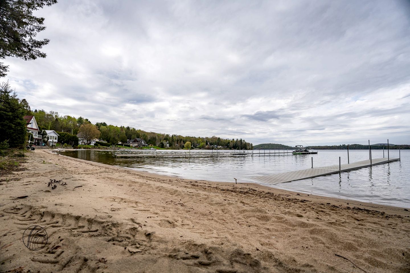 Peaceful Family Cabin with Fire Pit, BBQ, Spa and Direct Lake Access in Quebec