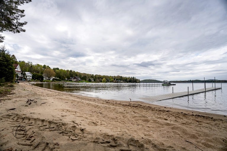 Cabins (Canada, Chénéville, Quebec)