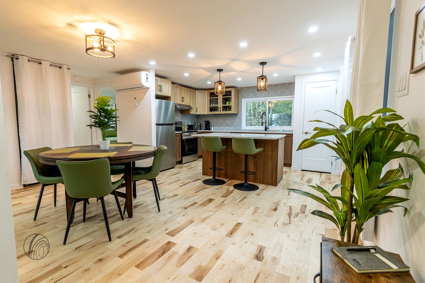 Peaceful Family Cabin with Fire Pit, BBQ, Spa and Direct Lake Access in Quebec