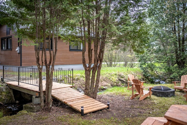 Cabins (Canada, Chénéville, Quebec)