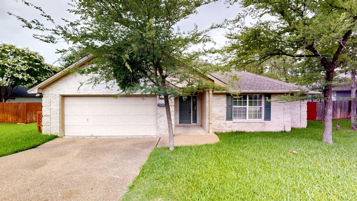 Peaceful Family-Friendly Retreat with Large Backyard Near Texas A&M in Dr. College Station, Texas