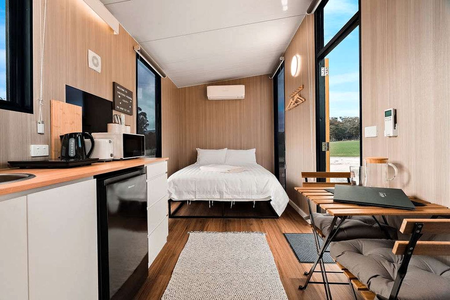 Peaceful Farmstay Tiny House Surrounded by Wildlife near Pyrenees Wineries, Victoria