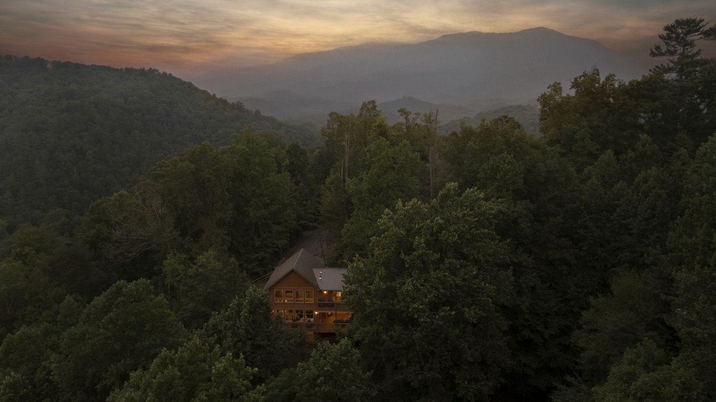Exquisite Getaway Cabin with Hot Tub, Pool Table, and Movie Theater near Gatlinburg, Tennessee