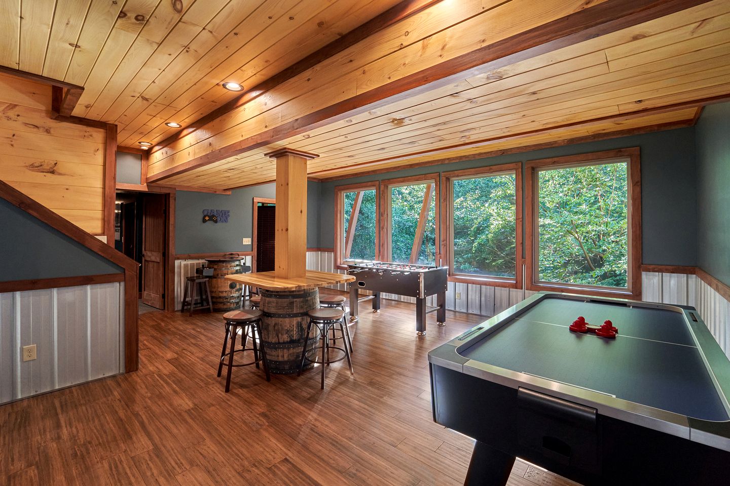 Exquisite Getaway Cabin with Hot Tub, Pool Table, and Movie Theater near Gatlinburg, Tennessee