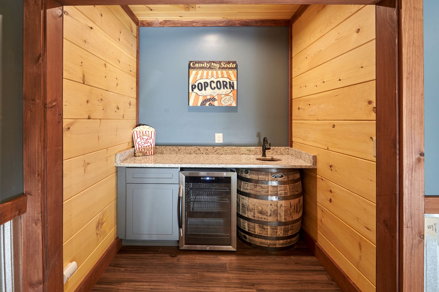 Exquisite Getaway Cabin with Hot Tub, Pool Table, and Movie Theater near Gatlinburg, Tennessee