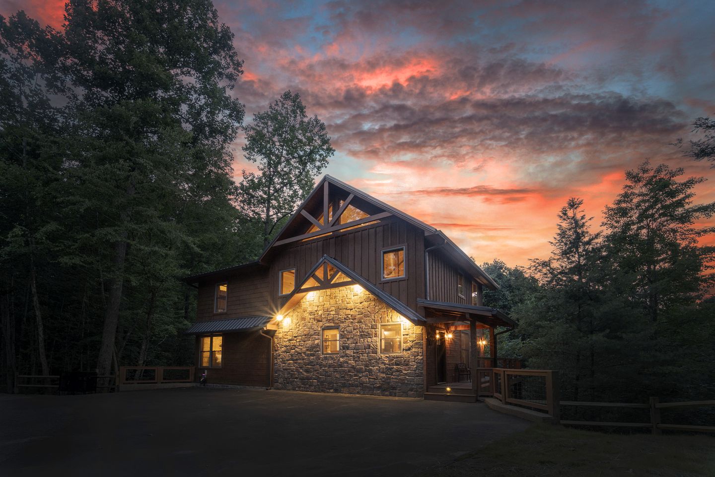 Exquisite Getaway Cabin with Hot Tub, Pool Table, and Movie Theater near Gatlinburg, Tennessee