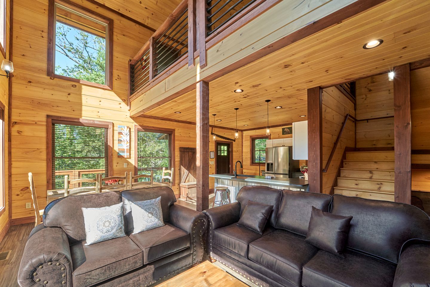 Exquisite Getaway Cabin with Hot Tub, Pool Table, and Movie Theater near Gatlinburg, Tennessee