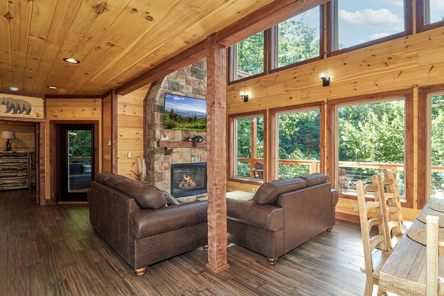 Exquisite Getaway Cabin with Hot Tub, Pool Table, and Movie Theater near Gatlinburg, Tennessee