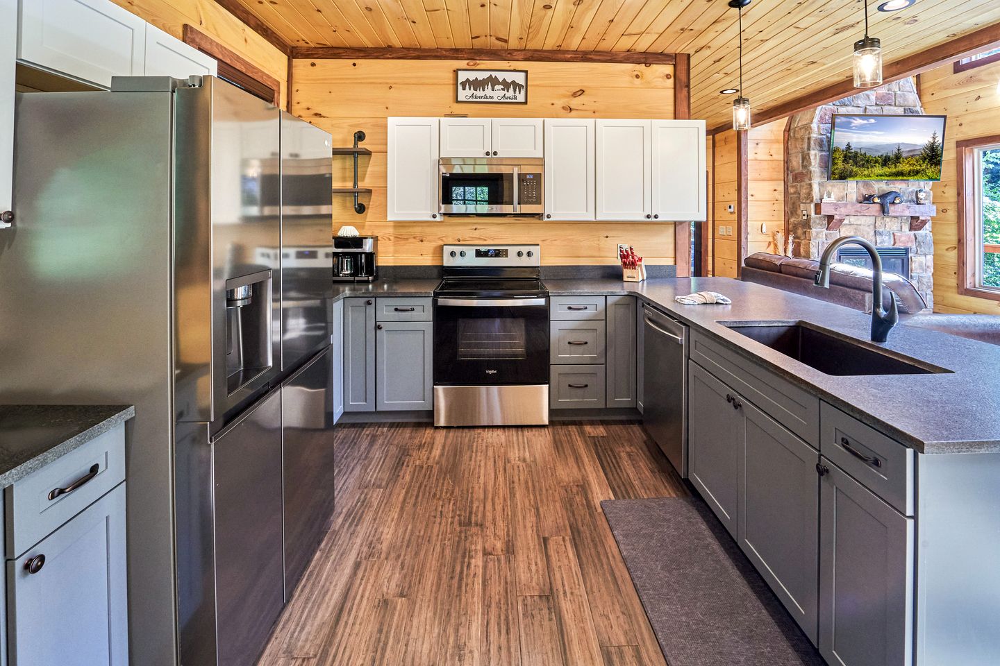 Exquisite Getaway Cabin with Hot Tub, Pool Table, and Movie Theater near Gatlinburg, Tennessee