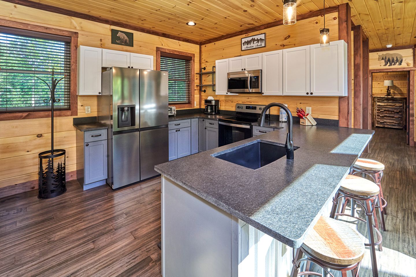 Exquisite Getaway Cabin with Hot Tub, Pool Table, and Movie Theater near Gatlinburg, Tennessee