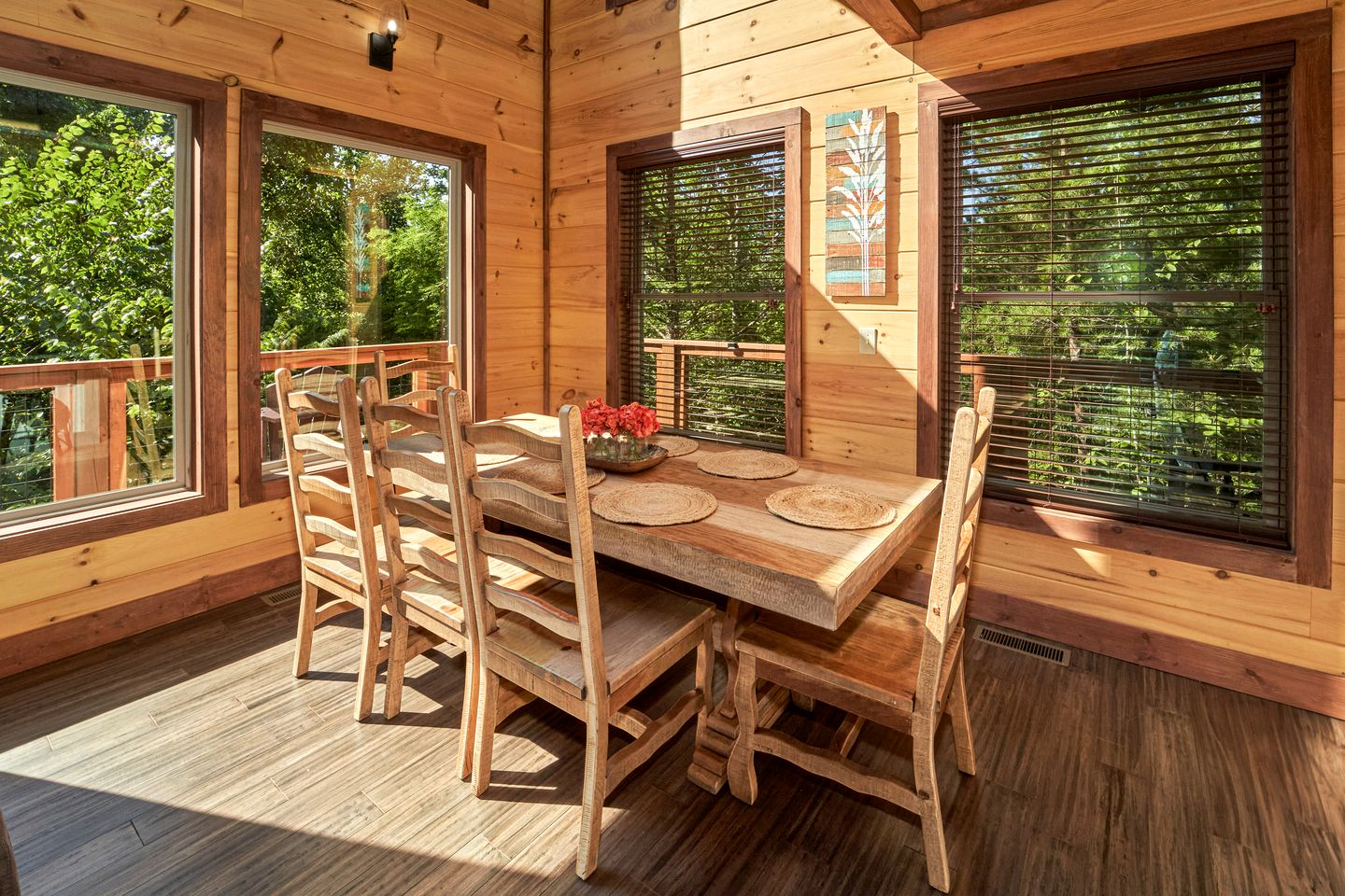 Exquisite Getaway Cabin with Hot Tub, Pool Table, and Movie Theater near Gatlinburg, Tennessee