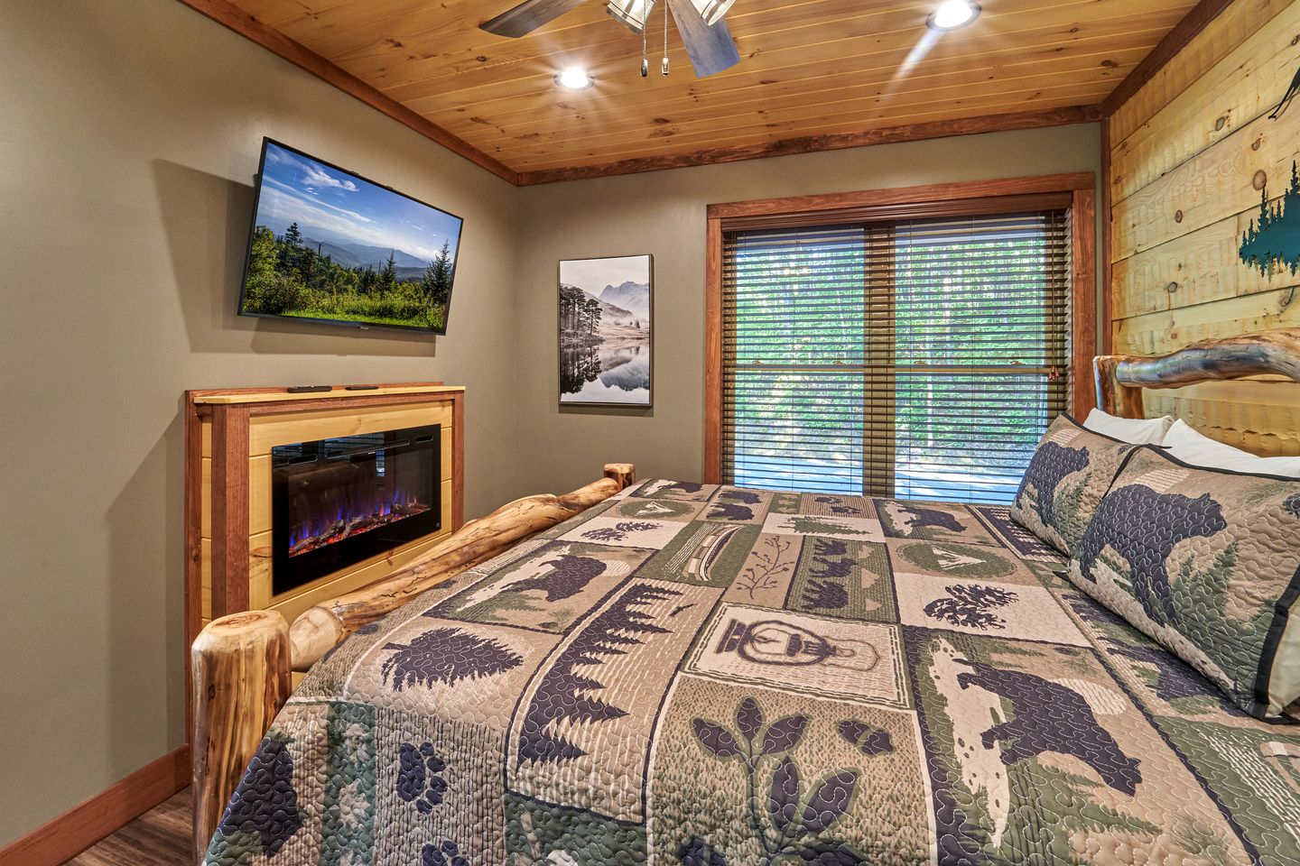 Exquisite Getaway Cabin with Hot Tub, Pool Table, and Movie Theater near Gatlinburg, Tennessee
