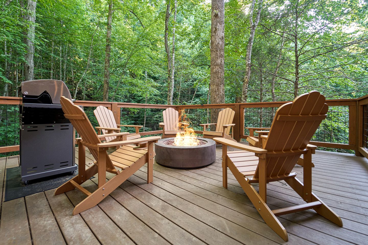 Exquisite Getaway Cabin with Hot Tub, Pool Table, and Movie Theater near Gatlinburg, Tennessee