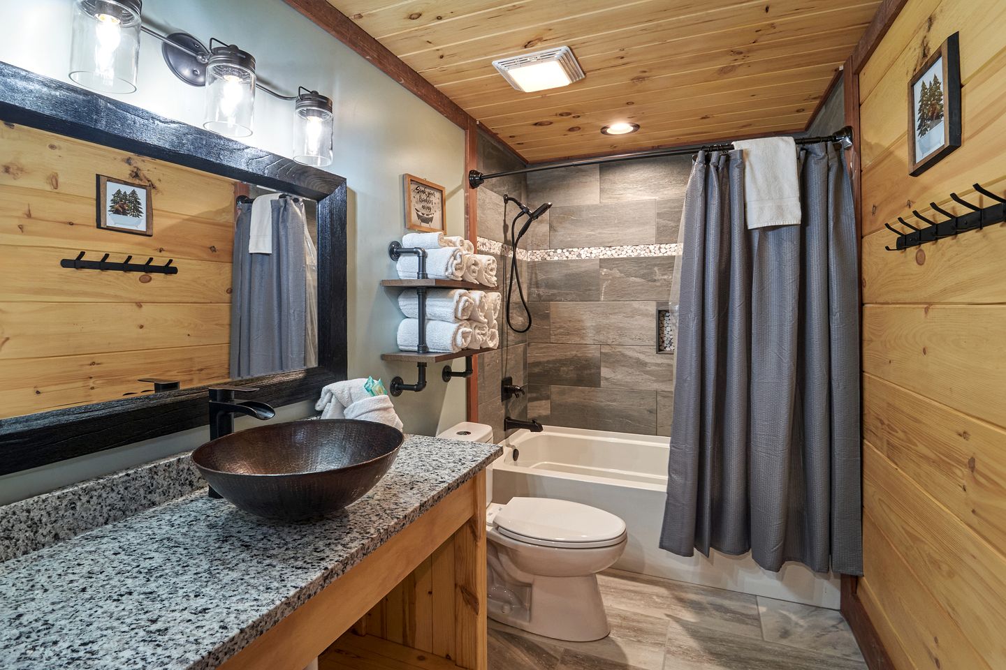Exquisite Getaway Cabin with Hot Tub, Pool Table, and Movie Theater near Gatlinburg, Tennessee