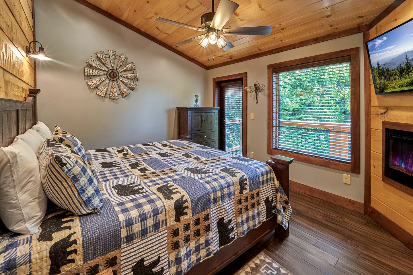 Exquisite Getaway Cabin with Hot Tub, Pool Table, and Movie Theater near Gatlinburg, Tennessee