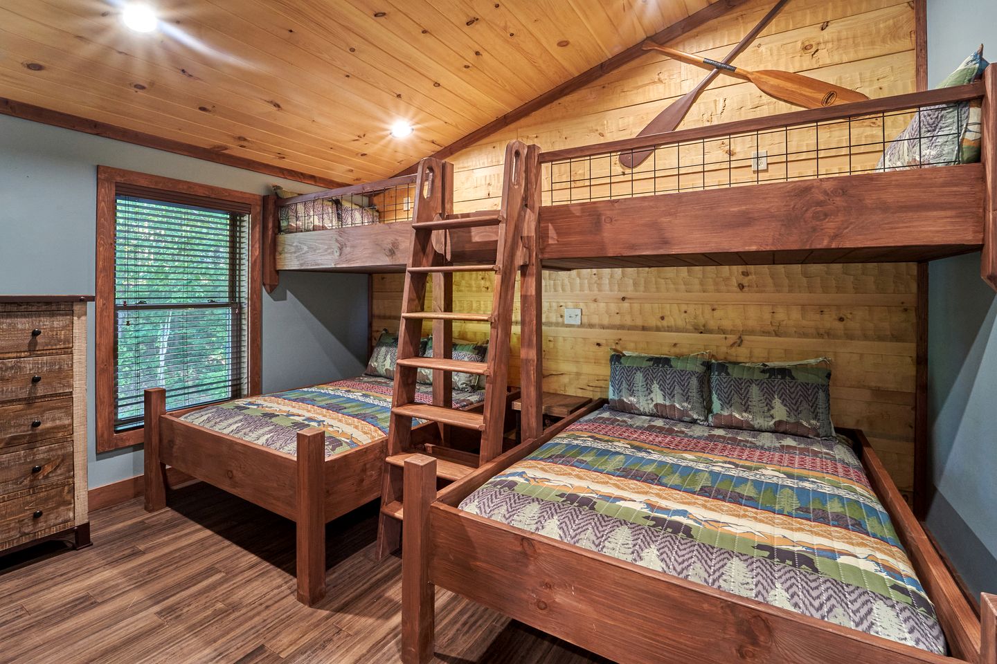Exquisite Getaway Cabin with Hot Tub, Pool Table, and Movie Theater near Gatlinburg, Tennessee