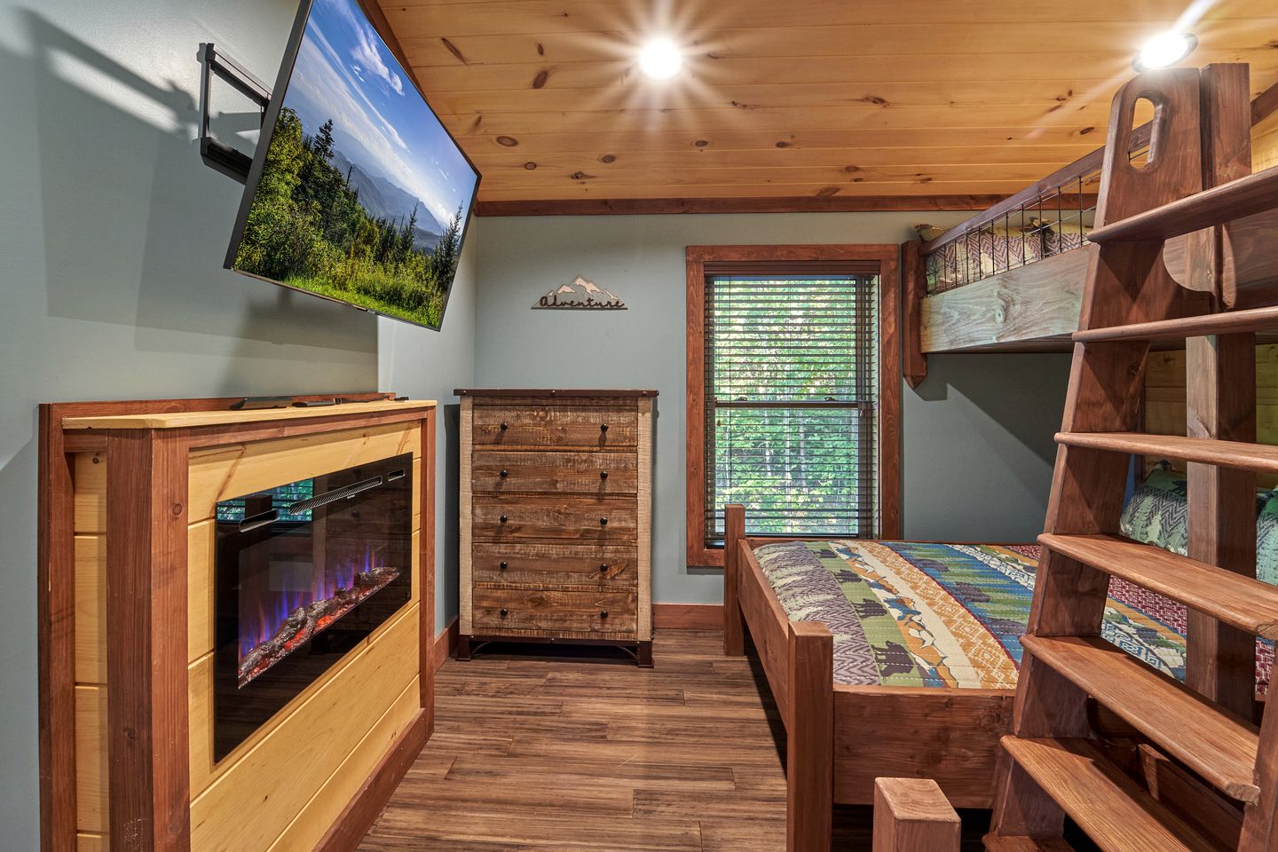 Exquisite Getaway Cabin with Hot Tub, Pool Table, and Movie Theater near Gatlinburg, Tennessee