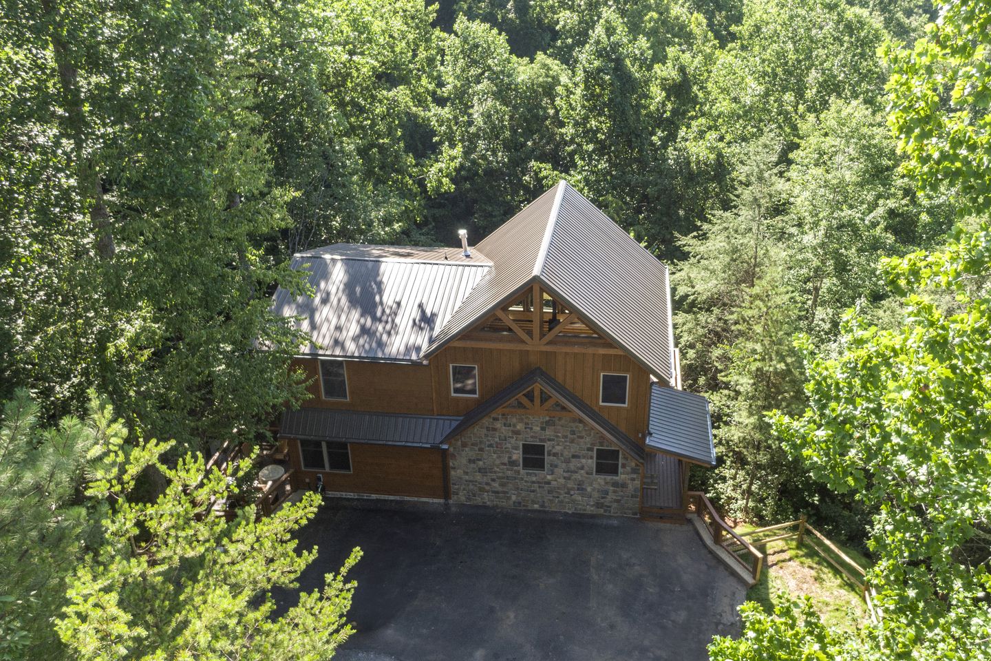 Exquisite Getaway Cabin with Hot Tub, Pool Table, and Movie Theater near Gatlinburg, Tennessee