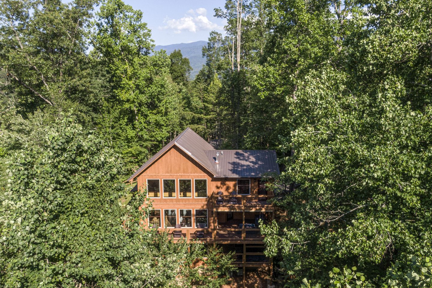 Exquisite Getaway Cabin with Hot Tub, Pool Table, and Movie Theater near Gatlinburg, Tennessee