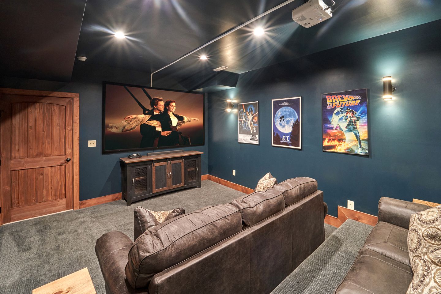 Exquisite Getaway Cabin with Hot Tub, Pool Table, and Movie Theater near Gatlinburg, Tennessee