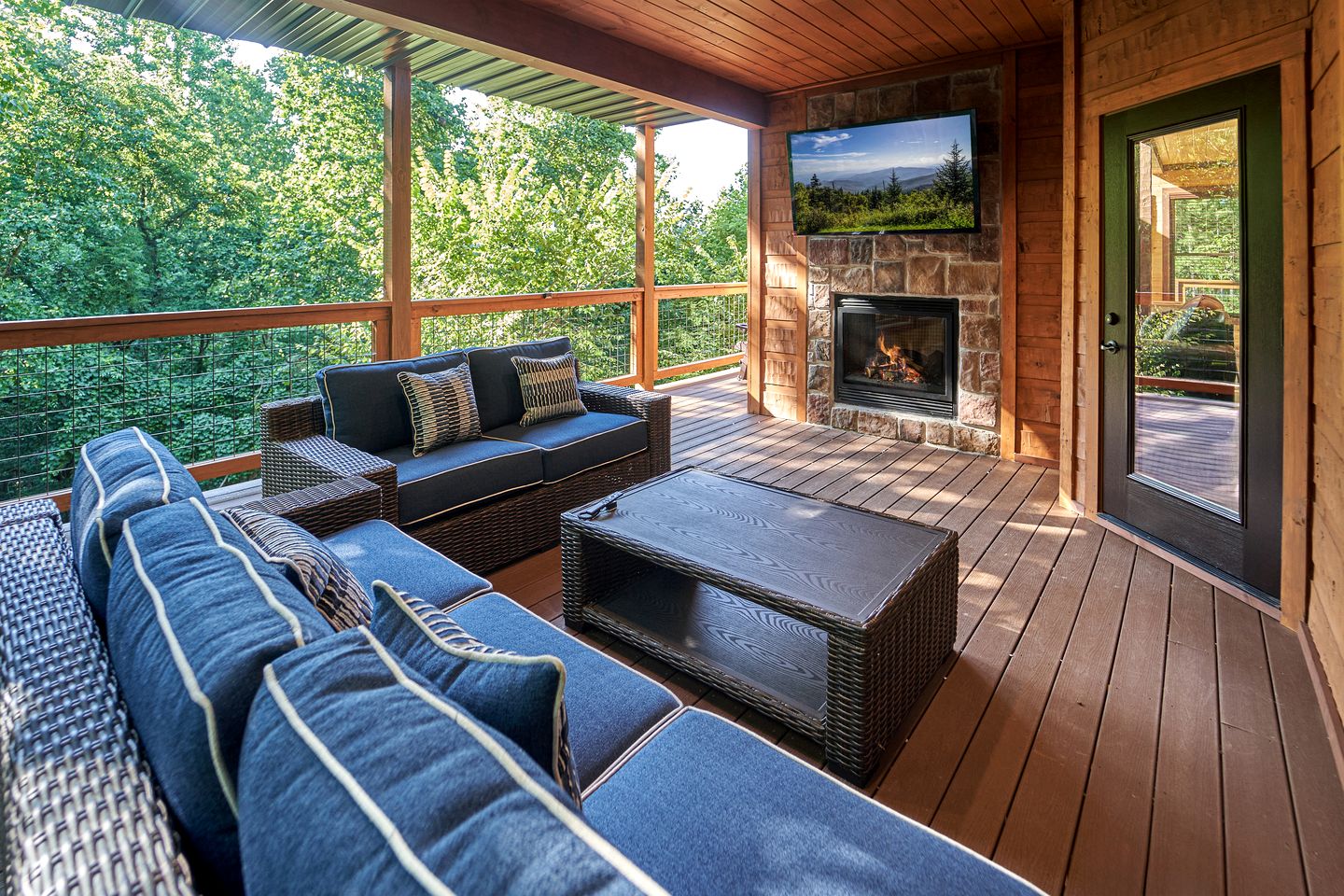 Exquisite Getaway Cabin with Hot Tub, Pool Table, and Movie Theater near Gatlinburg, Tennessee