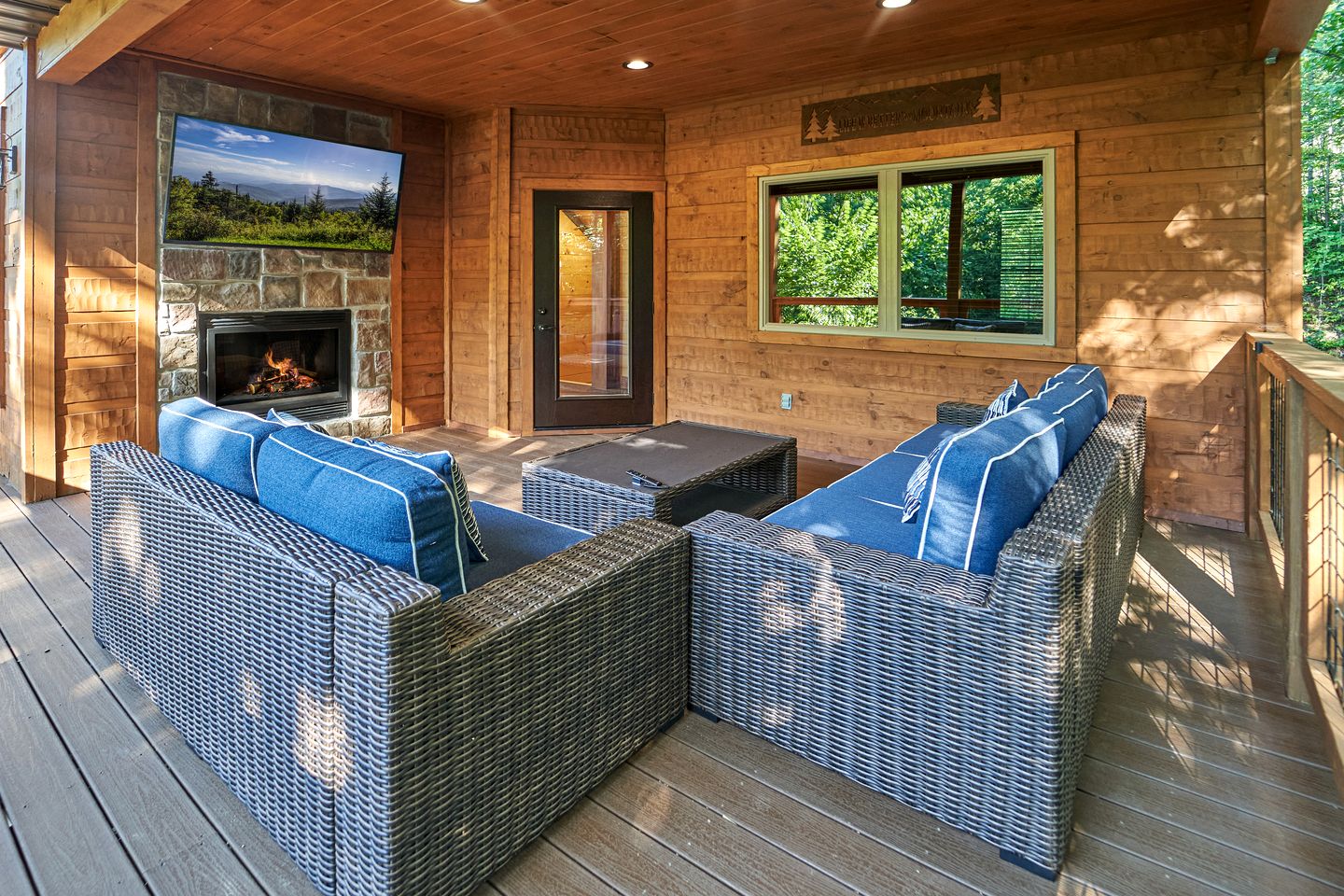 Exquisite Getaway Cabin with Hot Tub, Pool Table, and Movie Theater near Gatlinburg, Tennessee