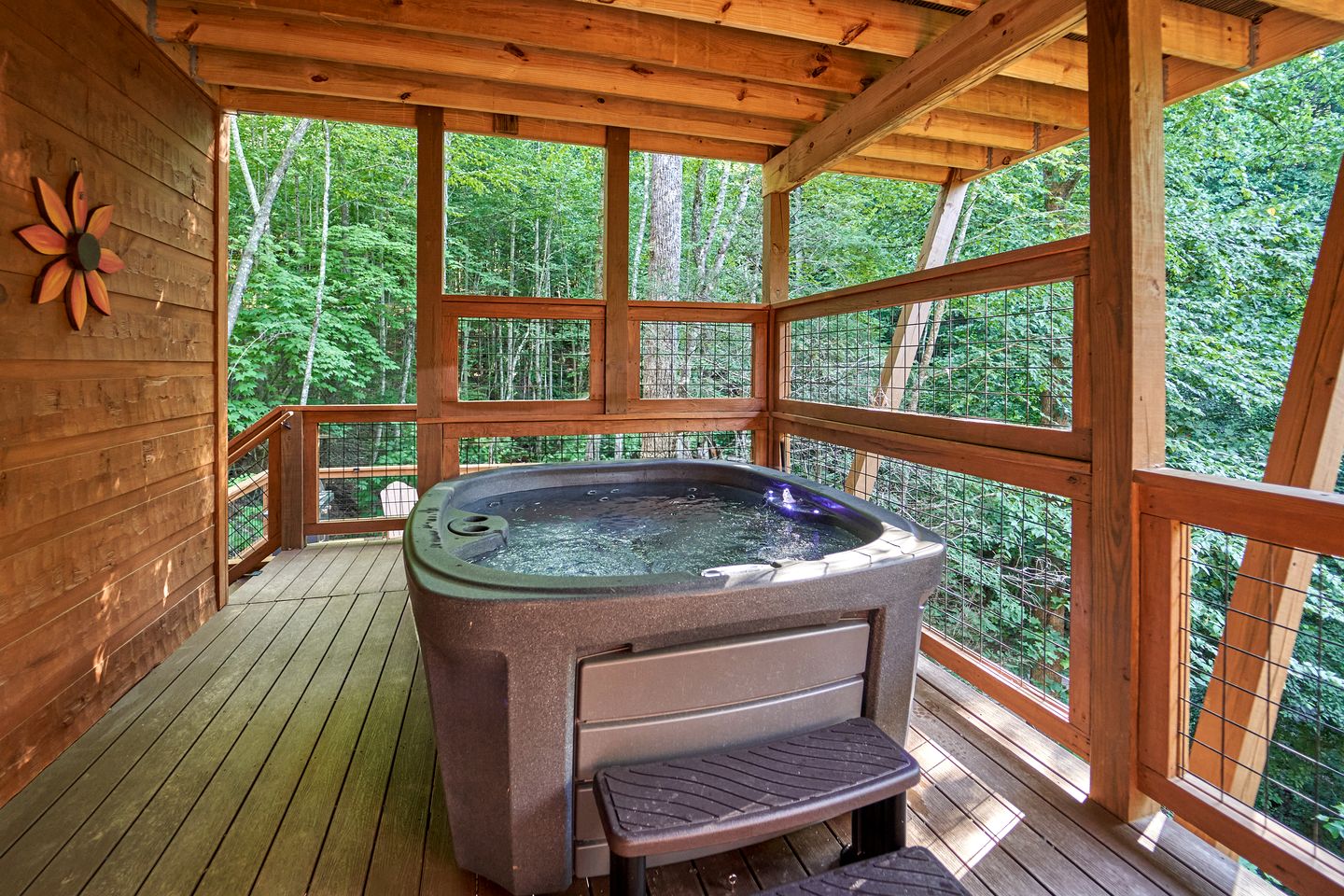 Exquisite Getaway Cabin with Hot Tub, Pool Table, and Movie Theater near Gatlinburg, Tennessee