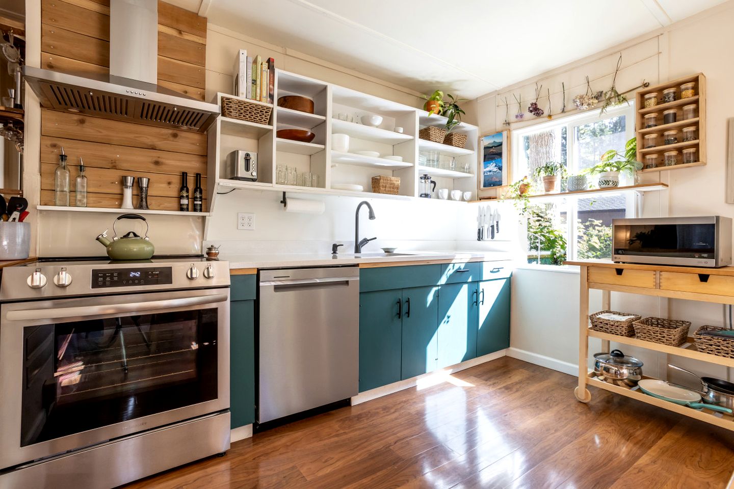 Peaceful Lakefront Retreat with Sauna Near Bellingham & Mount Vernon in Sedro-Woolley, Washington