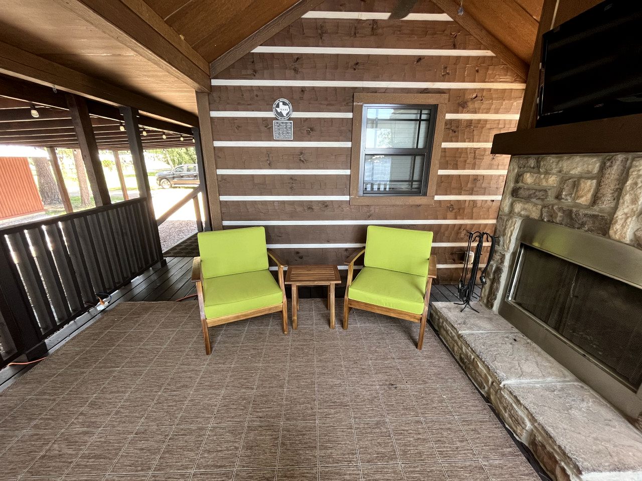 Peaceful Lakefront Tiny Cabin Nestled in the Sabine National Forest for a Romantic Escape in Hemphill, Texas