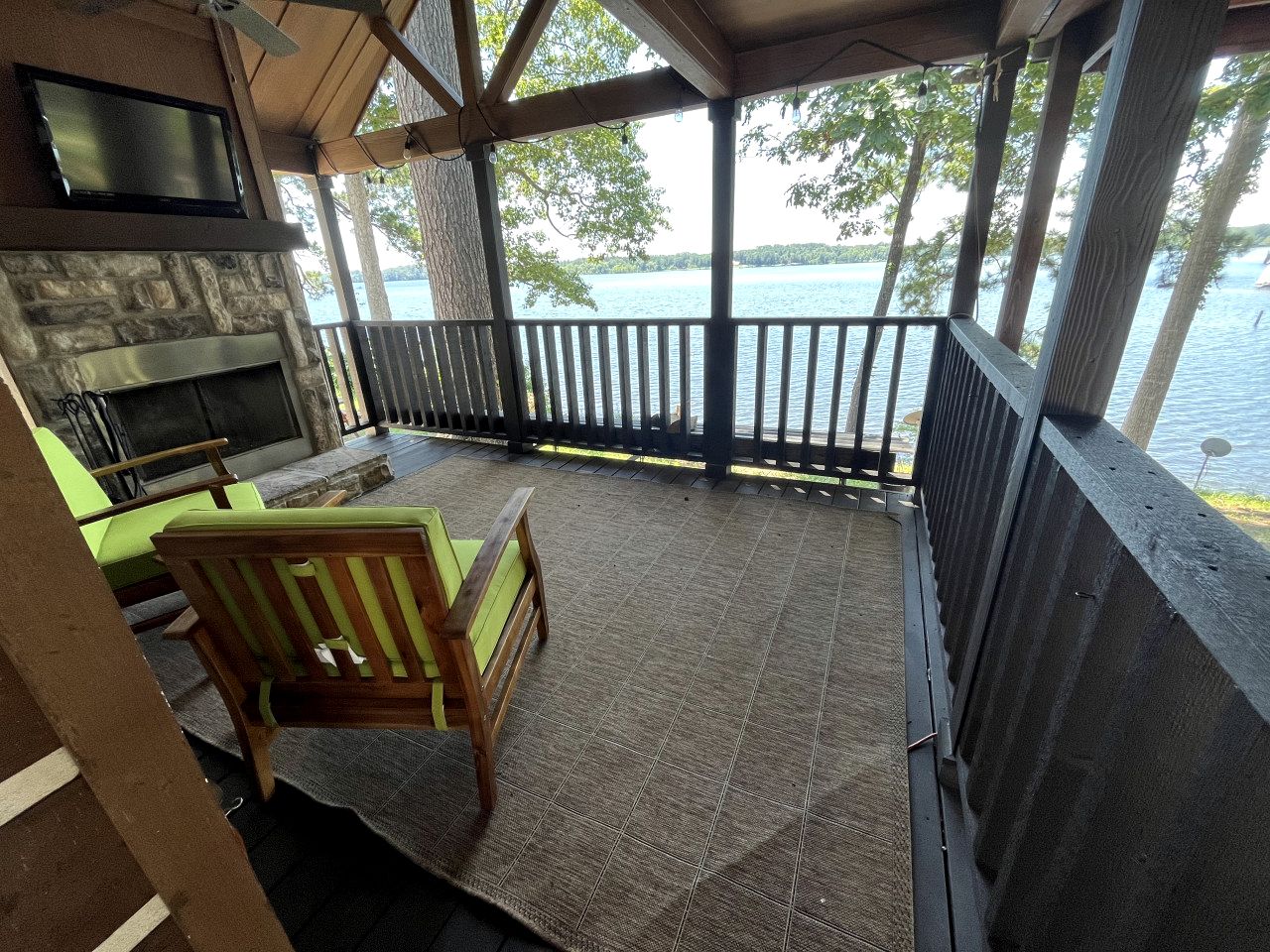 Peaceful Lakefront Tiny Cabin Nestled in the Sabine National Forest for a Romantic Escape in Hemphill, Texas