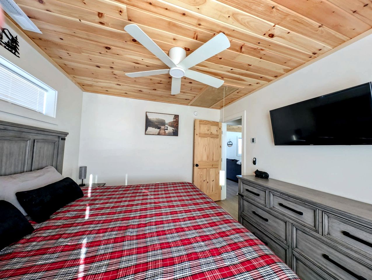 Peaceful Lakeside Cottage with Fire Pit & Screened Porch near Flanders Pond in Sullivan, Maine