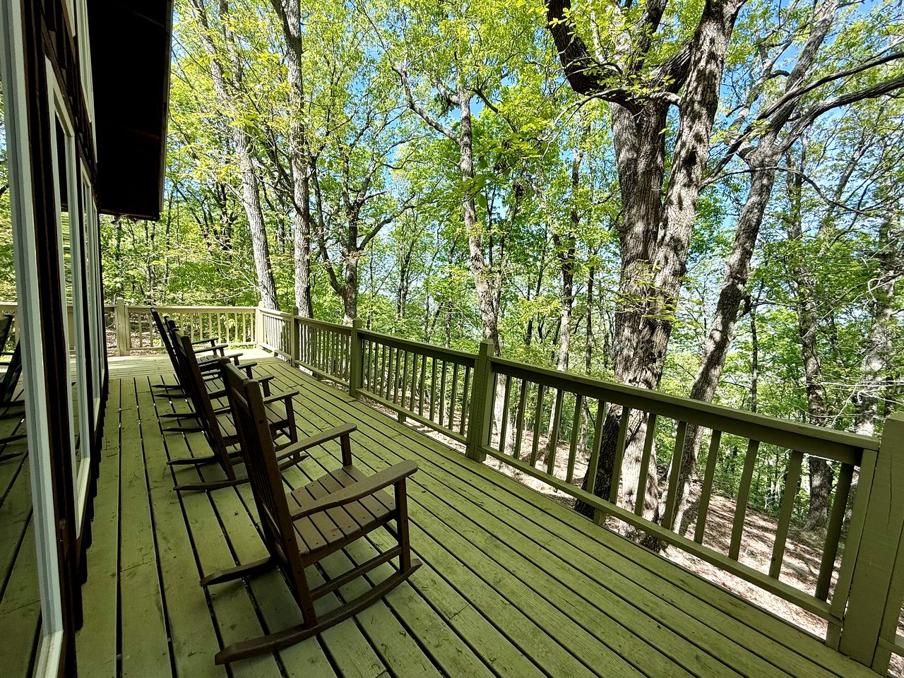Peaceful Luxury Cabin with Floor-to-Ceiling Glass Views & Historic Gas Log Near Cloudland Canyon, Mentone, Alabama
